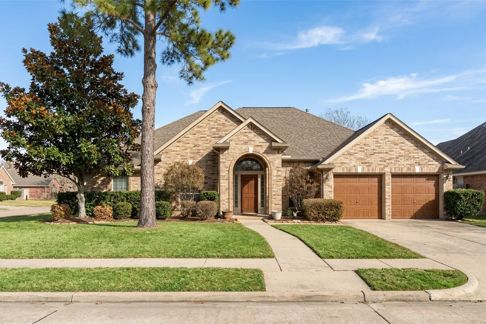 Illustration of a 1980s tan brick house with an arched entry