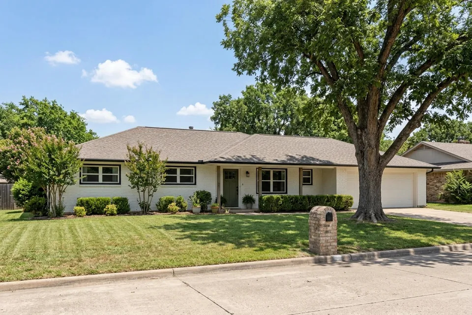 Illustration of a 1970s white-painted brick ranch house